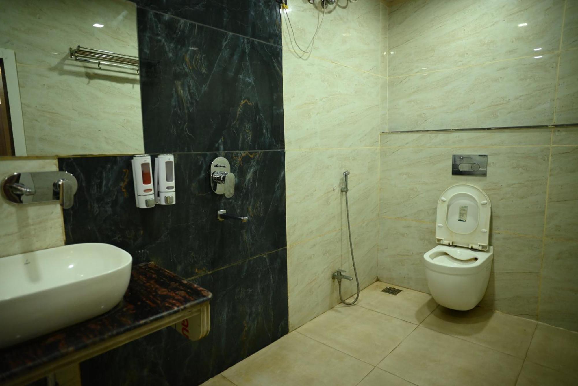 Kings Inn Hotel 兰契 外观 照片